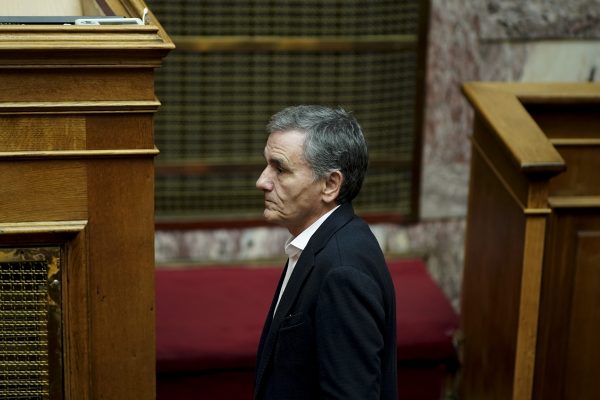 Τσακαλώτος: «Τα γυρίζει» για «κυβέρνηση ηττημένων»