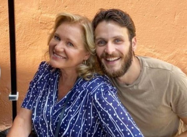 Maestro: Γιώργος Μπένος και Μαρία Καβογιάννη αγκαλιά στα γυρίσματα της 2ης σεζόν