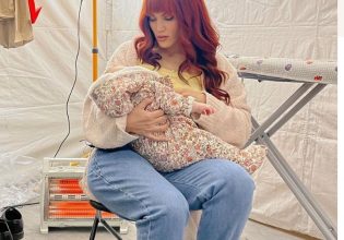 Μαίρη Συνατσάκη: Αχώριστη με την κορούλα της