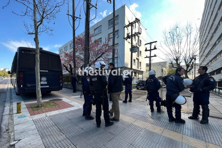 Κουκουλοφόροι πέταξαν πέτρες σε διμοιρία των ΜΑΤ στο ΑΠΘ