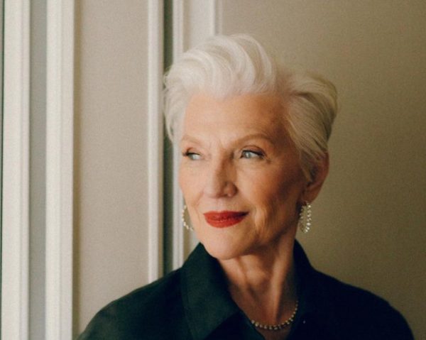 Έλον Μασκ: Στην Σαντορίνη η μητέρα του – Έφτασε με Tesla και 8 σωματοφύλακες