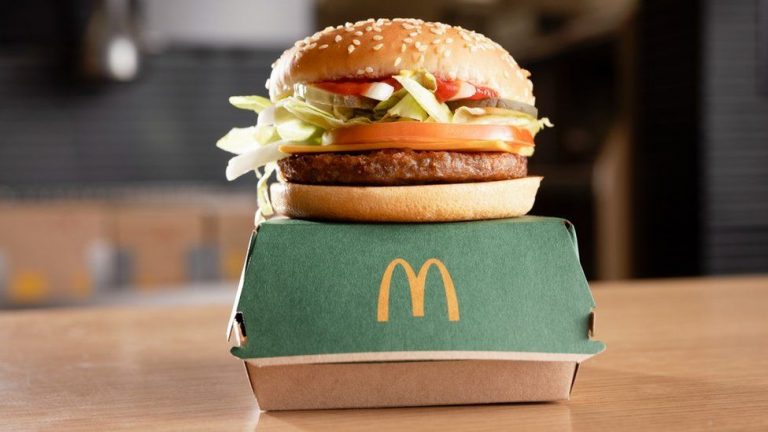 McDonald’s: Αλλάζει η συνταγή των πιο εμβληματικών μπέργκερ της αλυσίδας