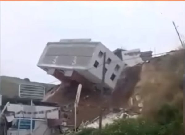 Κτίριο στο Μεξικό κατέρρευσε και βρέθηκε στο δρόμο