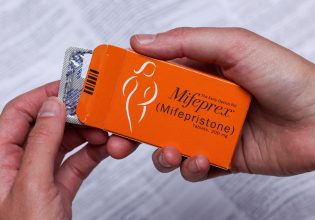 ΗΠΑ: Το Ανώτατο Δικαστήριο μπλοκάρει τους περιορισμούς στη χορήγηση χαπιών για την άμβλωση