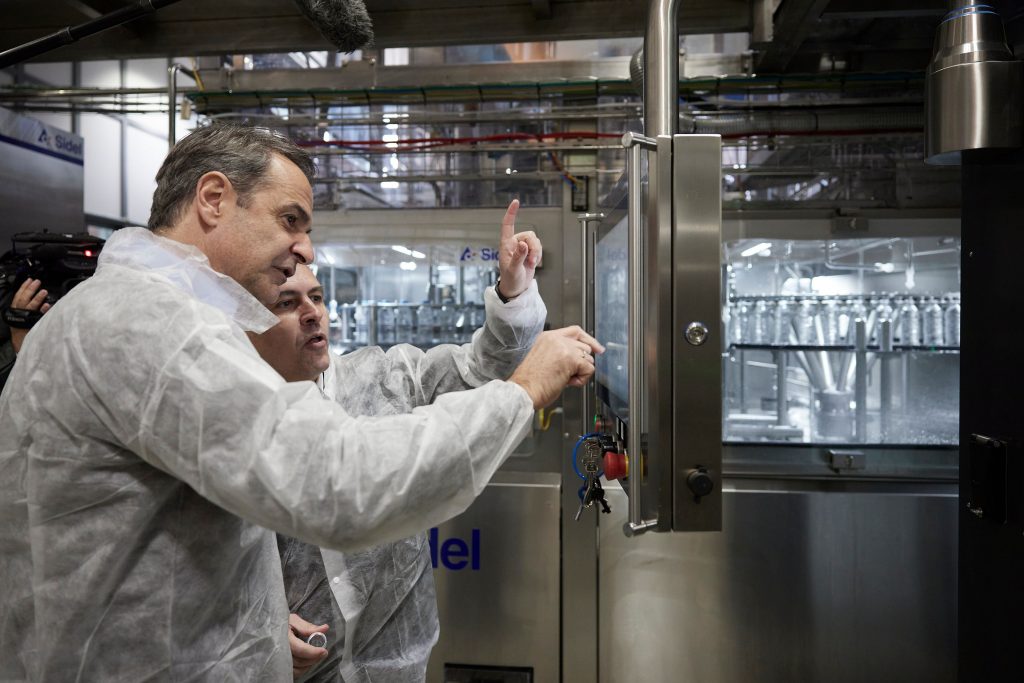 Ο πρώτος σταθμός της επίσκεψης Μητσοτάκη στα Ιωάννινα – Επισκέφθηκε εταιρεία εμφιάλωσης