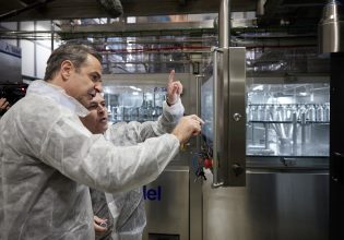 Ο πρώτος σταθμός της επίσκεψης Μητσοτάκη στα Ιωάννινα – Επισκέφθηκε εταιρεία εμφιάλωσης
