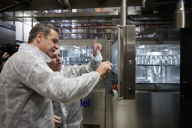 Ο πρώτος σταθμός της επίσκεψης Μητσοτάκη στα Ιωάννινα – Επισκέφθηκε εταιρεία εμφιάλωσης