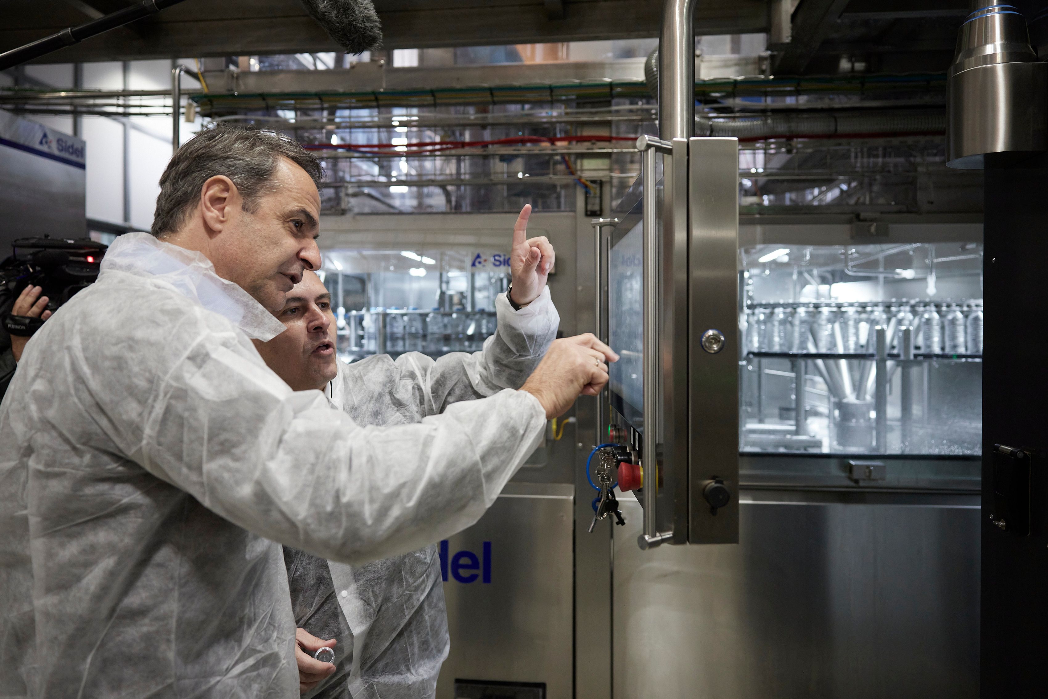 Ο πρώτος σταθμός της επίσκεψης Μητσοτάκη στα Ιωάννινα – Επισκέφθηκε εταιρεία εμφιάλωσης