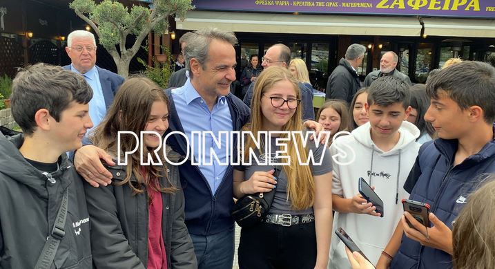 Κυριάκος Μητσοτάκης: Η μαθήτρια με τα μπλε νύχια που τράβηξε την προσοχή του Πρωθυπουργού στην Καβάλα
