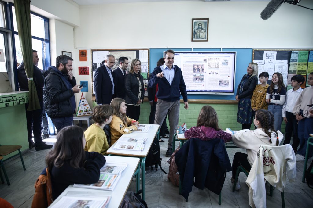 Επίσκεψη Μητσοτάκη στο 7ο δημοτικό σχολείο Αγίων Αναργύρων – Είναι εξοπλισμένο με διαδραστικούς πίνακες