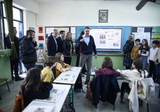 Επίσκεψη Μητσοτάκη στο 7ο δημοτικό σχολείο Αγίων Αναργύρων – Είναι εξοπλισμένο με διαδραστικούς πίνακες