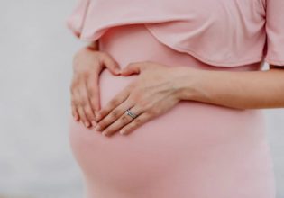 Επιστημονικό επίτευγμα: Γεννήθηκαν τα πρώτα μωρά που συνελήφθησαν με ρομποτική μικρογονιμοποίηση