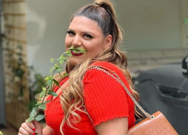 Δανάη Μπάρκα: Σε χαλαρό mood απολαμβάνει τη θάλασσα