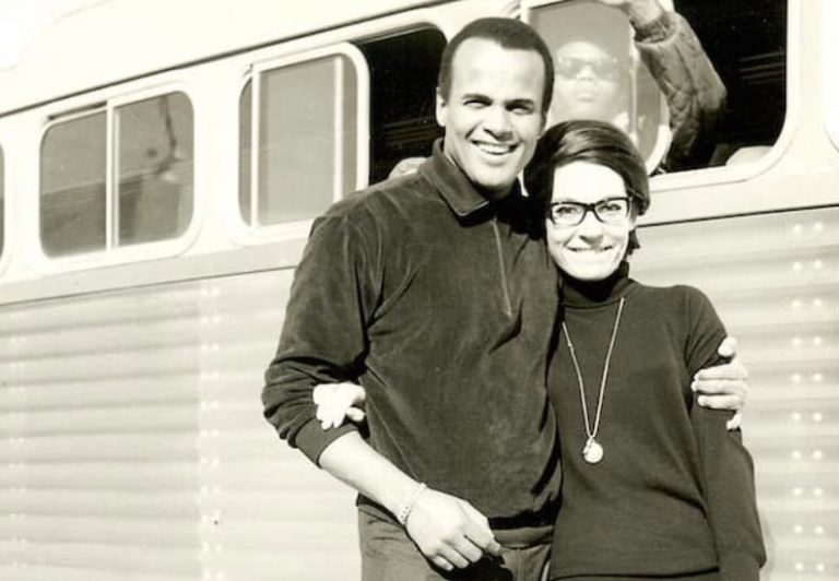 Χάρι Μπελαφόντε: Όταν είχε τραγουδήσει το «Σήκω χόρεψε κουκλί μου» με τη Νανά Μούσχουρη