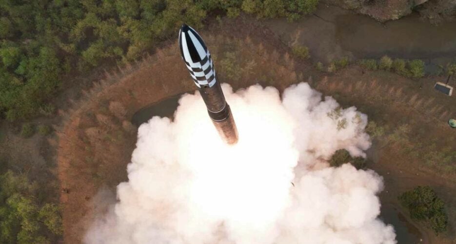 Βόρεια Κορέα: Εκτόξευσε για πρώτη φορά βαλλιστικό πύραυλο με στερεό καύσιμο (δείτε εικόνες)