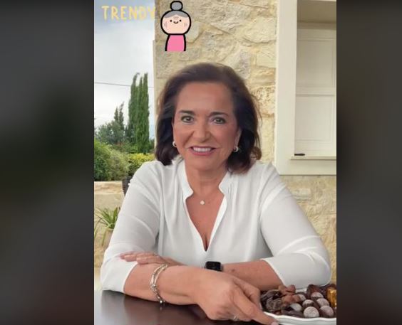 Η Ντόρα Μπακογιάννη έφτιαξε λογαριασμό στο Tik Tok και προσφέρει σοκολατάκια