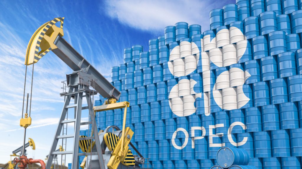 Πετρέλαιο: Τι σημαίνει η μείωση της παραγωγής από τον ΟΠΕΚ+ για τα επιτόκια