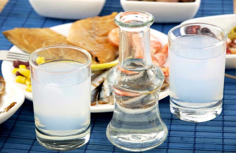 Εξαγωγές: Ιστορικό ρεκόρ για τα ελληνικά αλκοολούχα ποτά το 2022 – Ναυαρχίδα το ούζο