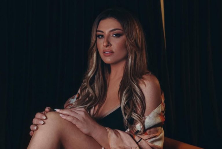 Έλενα Παπαρίζου: Όλες οι φορές που πόζαρε με μαγιό και μας έκοψε την ανάσα