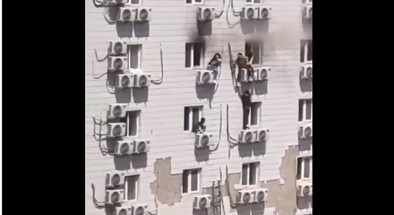 «Άνθρωποι πηδούσαν από τα παράθυρα» – Απίστευτες εικόνες μετά από φωτιά σε νοσοκομείο
