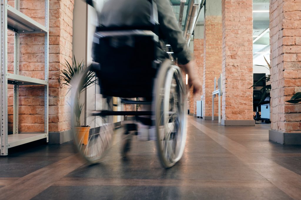 Δήμος Αθηναίων: Μέχρι τις 20 Απριλίου οι αιτήσεις για τη δωρεάν χορήγηση αναπηρικών αμαξιδίων σε ανασφάλιστους πολίτες