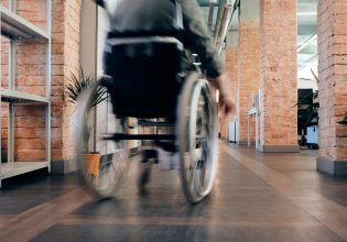 Δήμος Αθηναίων: Μέχρι τις 20 Απριλίου οι αιτήσεις για τη δωρεάν χορήγηση αναπηρικών αμαξιδίων σε ανασφάλιστους πολίτες