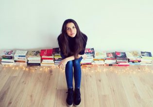 Η Δανάη Δραωνέα εξηγεί στο in πως ένα ημερολόγιο 100 ετών συνδέεται με την πρώτη φεμινίστρια στην ιστορία