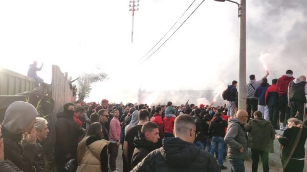 Αποθέωση για την αποστολή του Ολυμπιακού στο Ρέντη (vids, pic)