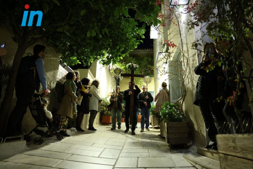 Ο Επιτάφιος των Αγίων Αναργύρων στα γραφικά στενά της Πλάκας