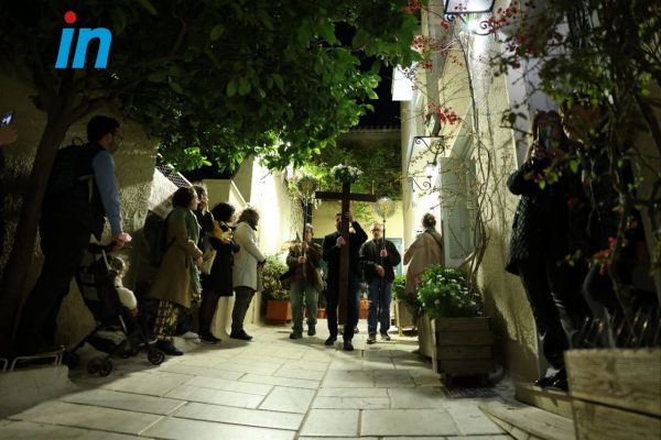 Ο Επιτάφιος των Αγίων Αναργύρων στα γραφικά στενά της Πλάκας