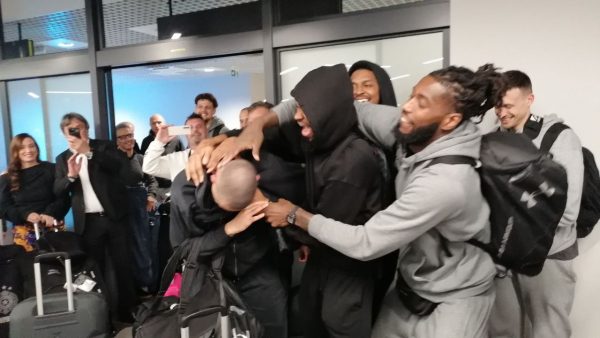 Χαμός στο αεροδρόμιο του Βελιγραδίου: Αποθεωτική υποδοχή στην Παρτιζάν του Ομπράντοβιτς