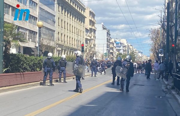 Επεισόδια έξω από την ΑΣΟΕΕ: Εγκλωβισμένοι αστυνομικοί από κουκουλοφόρους πυροβόλησαν στον αέρα