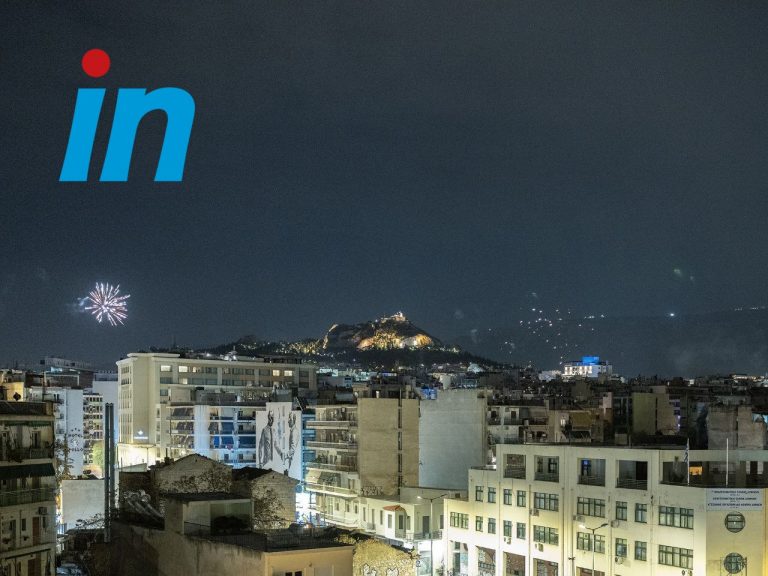 Γέμισε χρώματα και λάμψη ο ουρανός της Αττικής μετά την Ανάσταση