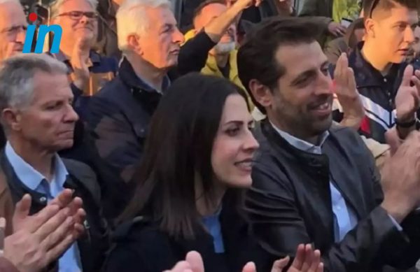 Η πρώτη δημόσια εμφάνιση της Ελένης Χρονοπούλου – Σε προεκλογική ομιλία Ανδρουλάκη