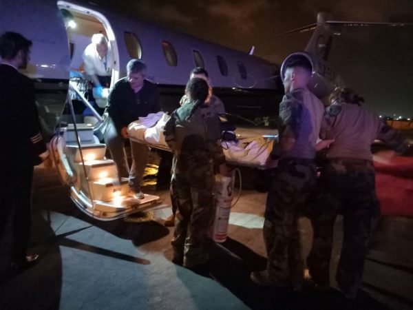 Σουδάν: Απεγκλωβίστηκαν ακόμα επτά Έλληνες – Καρέ καρέ η αεροκομιδή διασωληνωμένου