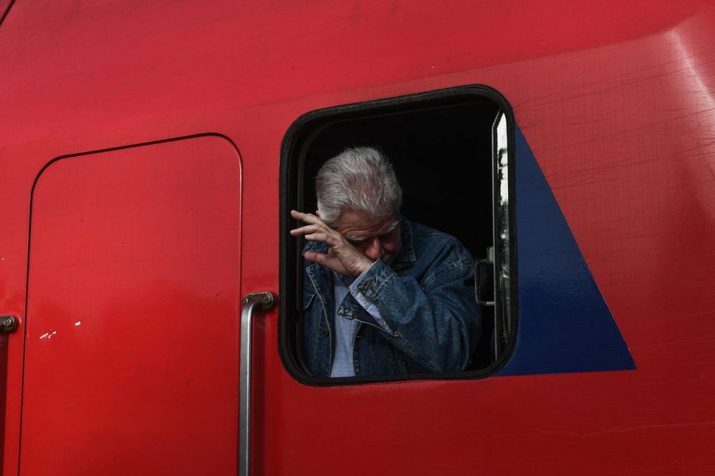 Συγκίνηση στο πρώτο δρομολόγιο του Intercity – Δάκρυσε ο πρόεδρος του ΟΣΕ όταν ξεκινούσε το τρένο[εικόνες]