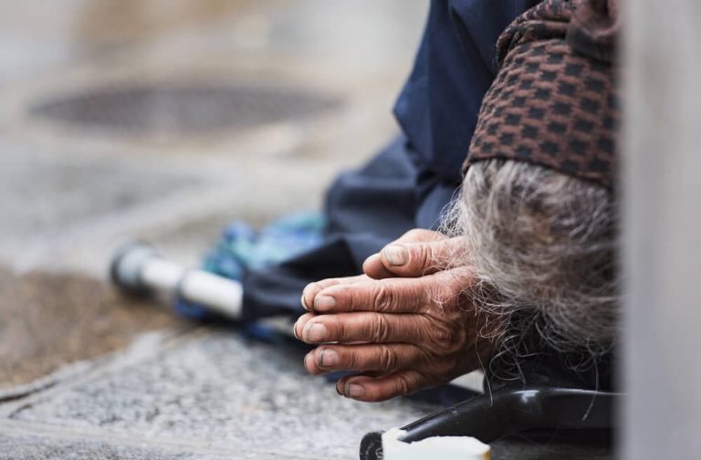 Ένας στους 12 ανθρώπους ζει σε συνθήκες ακραίας φτώχειας