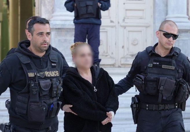 Μυτιλήνη: Προφυλακίστηκε η 49χρονη που περιέλουσε με βενζίνη τον σύζυγό της