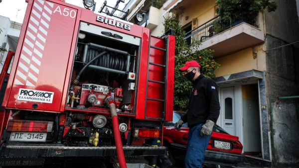 Φωτιά σε διαμέρισμα στο Περιστέρι – Απεγκλωβίστηκε ένα άτομο