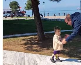 Ο μικρός Παναγιώτης Ραφαήλ περπατάει μπροστά από τον Λευκό Πύργο