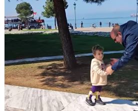 Ο μικρός Παναγιώτης Ραφαήλ περπατάει μπροστά από τον Λευκό Πύργο