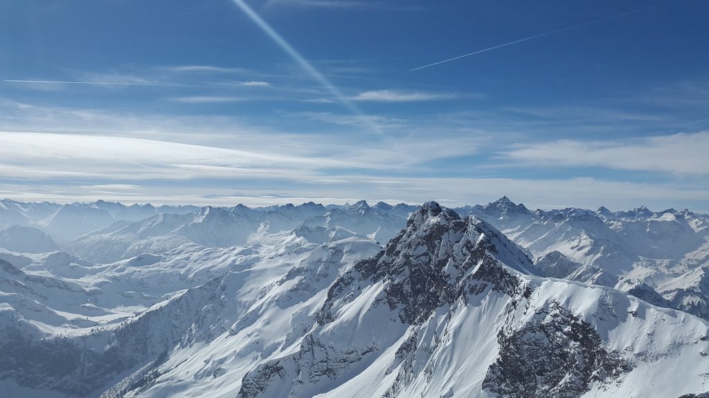 Τέσσερις νεκροί από χιονοστιβάδα στις Άλπεις – Οι επιχειρήσεις διάσωσης συνεχίζονται