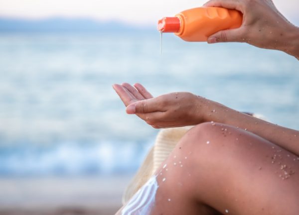 Εσείς ξέρετε πώς να βάζετε σωστά το αντηλιακό στο πρόσωπο και στο σώμα σας;