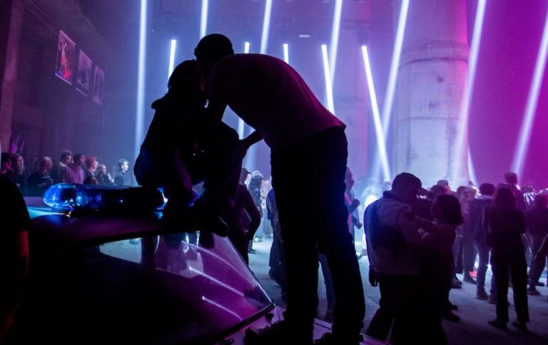 «Χορέψτε σαν να μην υπάρχει αύριο» – Στην υπόγεια, μουσική σκηνή της εμπόλεμης Ουκρανίας