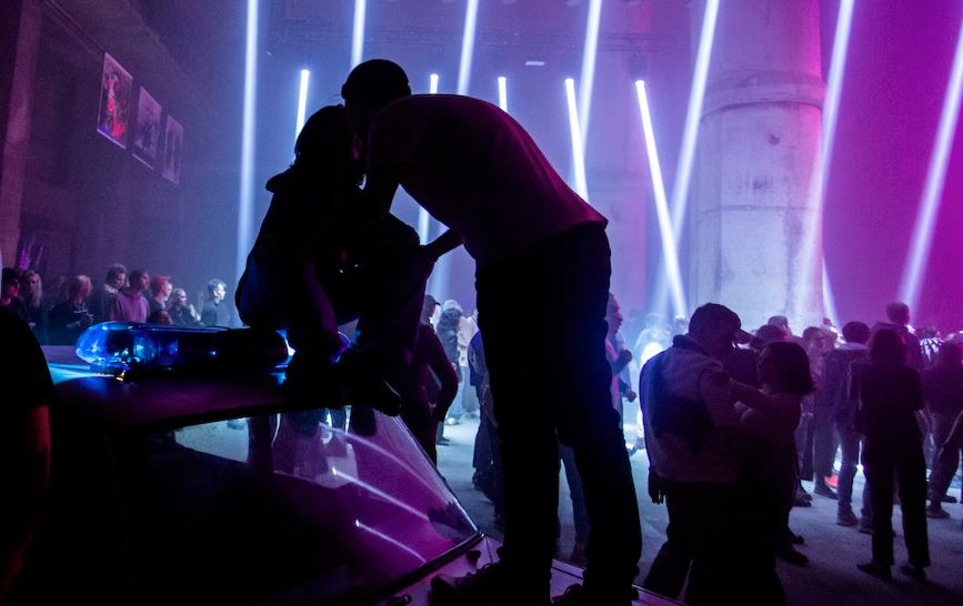 «Χορέψτε σαν να μην υπάρχει αύριο» – Στην υπόγεια, μουσική σκηνή της εμπόλεμης Ουκρανίας