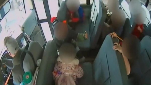 Οδηγός σχολικού λεωφορείου πατάει επίτηδες φρένο για να χτυπήσουν τα παιδιά