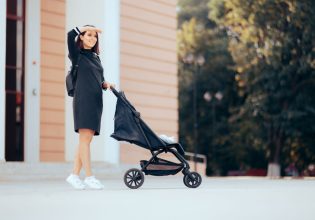 Βόλτα με το μωρό: Ό,τι χρειάζεστε για άνετες διαδρομές στην εξοχή και στην πόλη