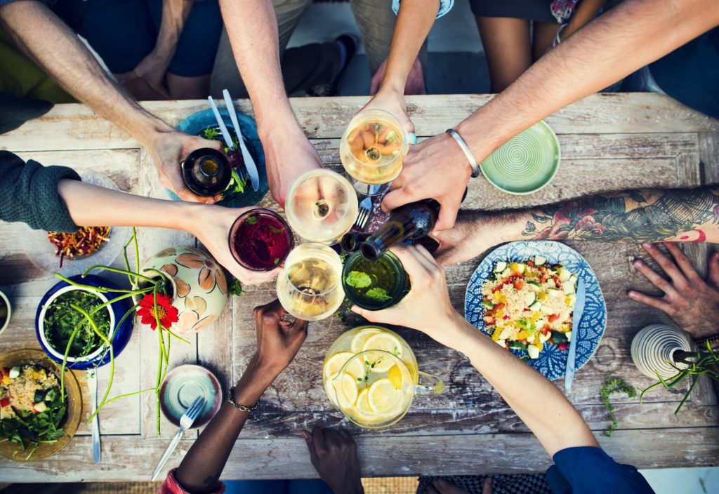 Πασχαλινό τραπέζι: Το μυστικό για να κάνεις οικονομία σε ποτά και αναψυκτικά