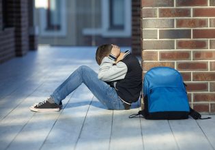 Αρσάκειο: Επέστρεψε στο σχολείο ο 15χρονος που έπεσε θύμα bullying – Συνεχίζουν τις απειλές οι νταήδες