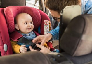 Το πρώτο του ταξίδι: Όσα θα χρειαστείτε στην εκδρομή με το μωρό